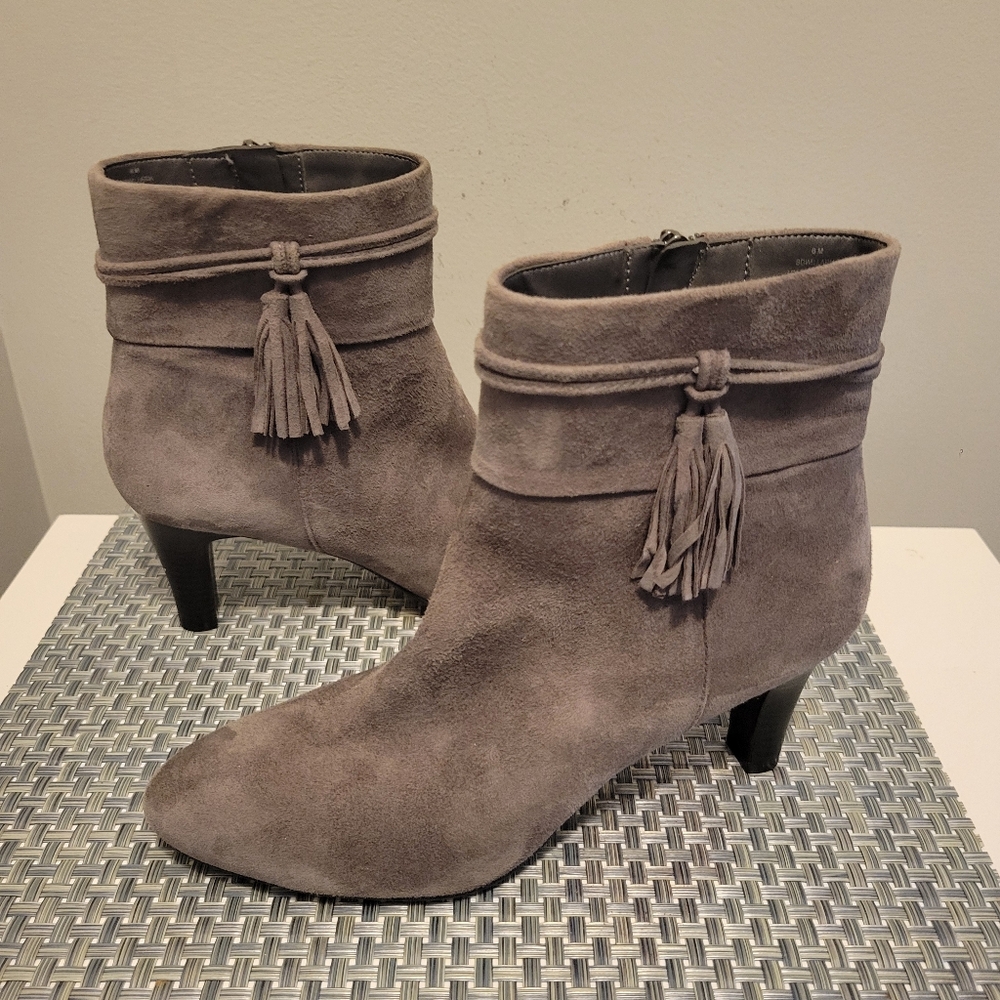 Bandidos Size 6 Soft Gray Suede Tassel side Detail 2 1/2 inch heels